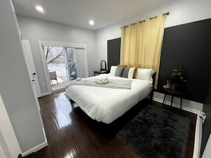 4 habitaciones, escritorio y tabla de planchar con plancha 