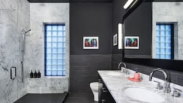 Zimmer | Badezimmer | Regendusche, umweltfreundliche Kosmetikartikel, Haartrockner, Handtücher