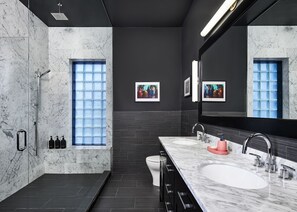 Habitación | Baño | Regadera tipo lluvia y amenidades de baño ecológicas 