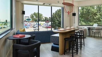 2 restaurants; breakfast, lunch and dinner served