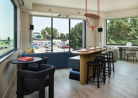 2 restaurants; breakfast, lunch and dinner served 