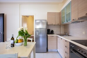 Kühlschrank, Ofen, Herdplatte, Wasserkocher mit Kaffee-/Teezubehör