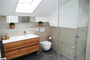 Shower, hair dryer, towels - Ferienwohnung Wiesenglück Balkon, 1 Schlafz., 1wohnküche, Max. 4 Pers (Ruhpolding)
