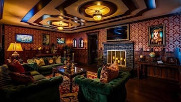 Smart TV, chimenea, libros y estéreo