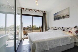 3 slaapkamers, een strijkplank/strijkijzer, gratis wifi, beddengoed