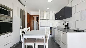 Frigorífico, microondas, horno y placa de cocina