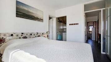 3 slaapkamers, een strijkplank/strijkijzer, gratis wifi, beddengoed