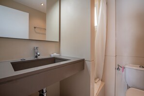 Shower, hair dryer, towels - Apartment Isabela 3 habitaciones with Sea View, A/C, Wi-Fi & Terrace (Puerto de Pollensa)