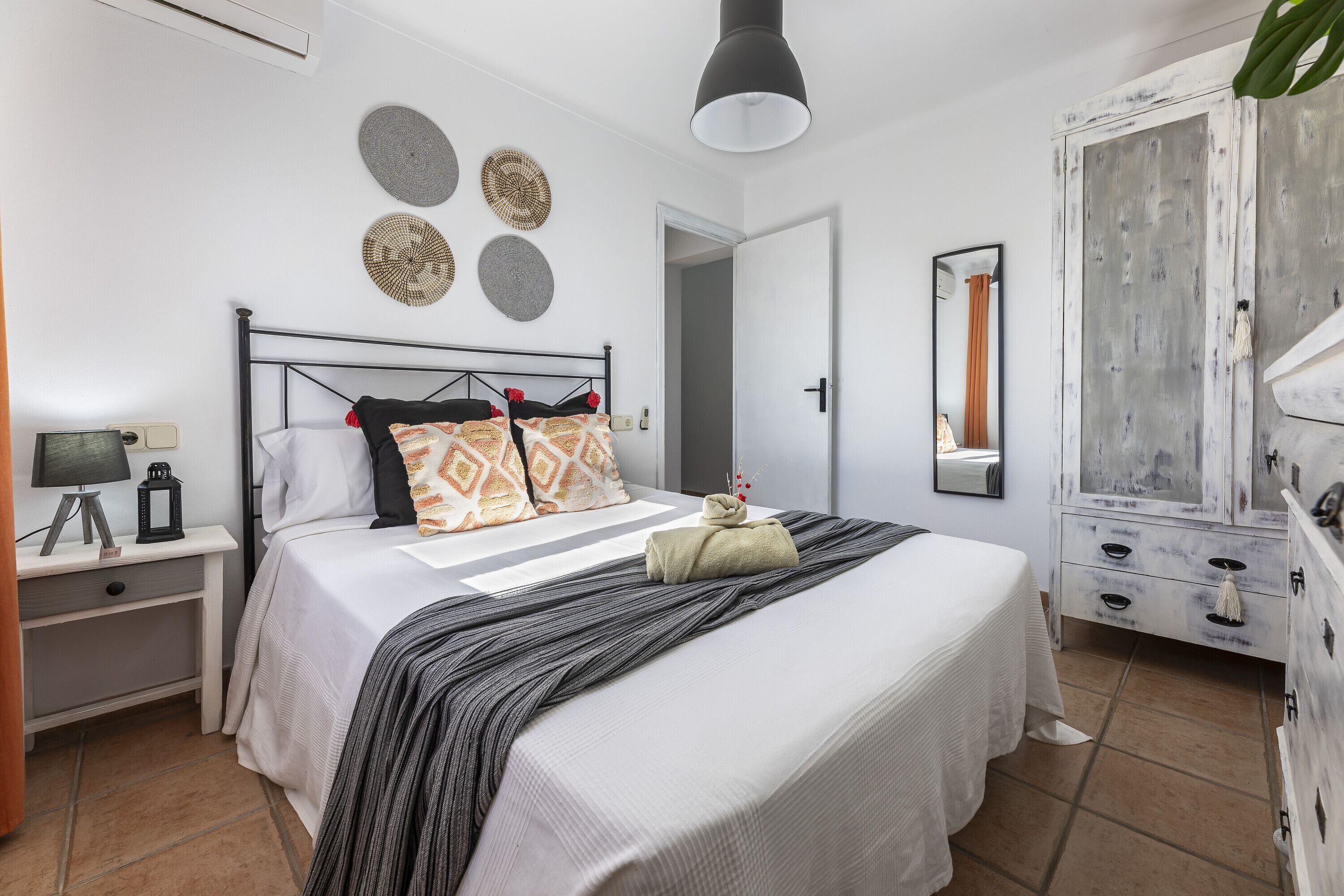 4 slaapkamers, een strijkplank/strijkijzer, gratis wifi, beddengoed