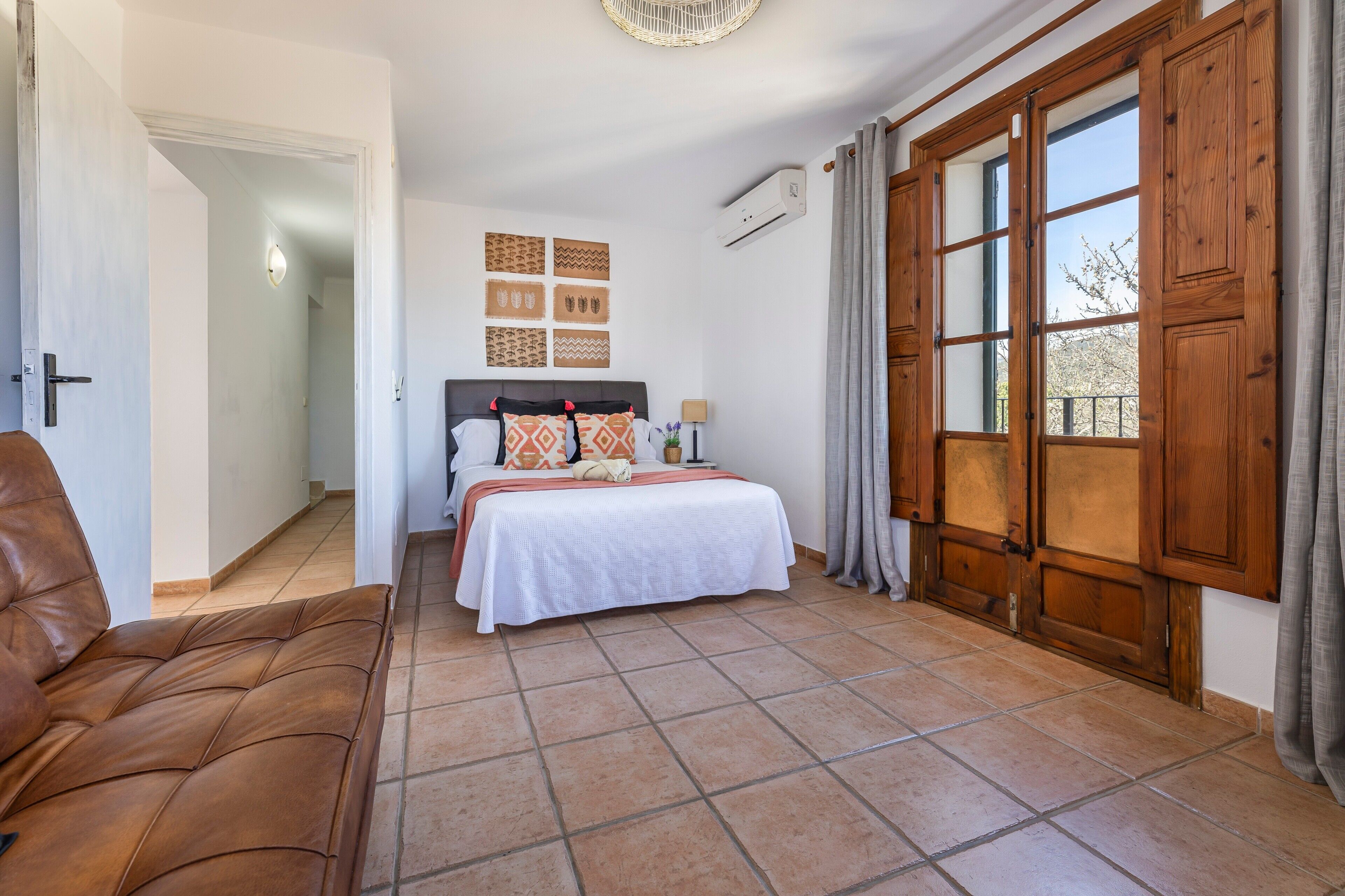 4 slaapkamers, een strijkplank/strijkijzer, gratis wifi, beddengoed