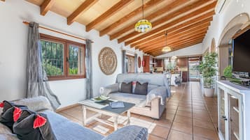 Televisie en een open haard