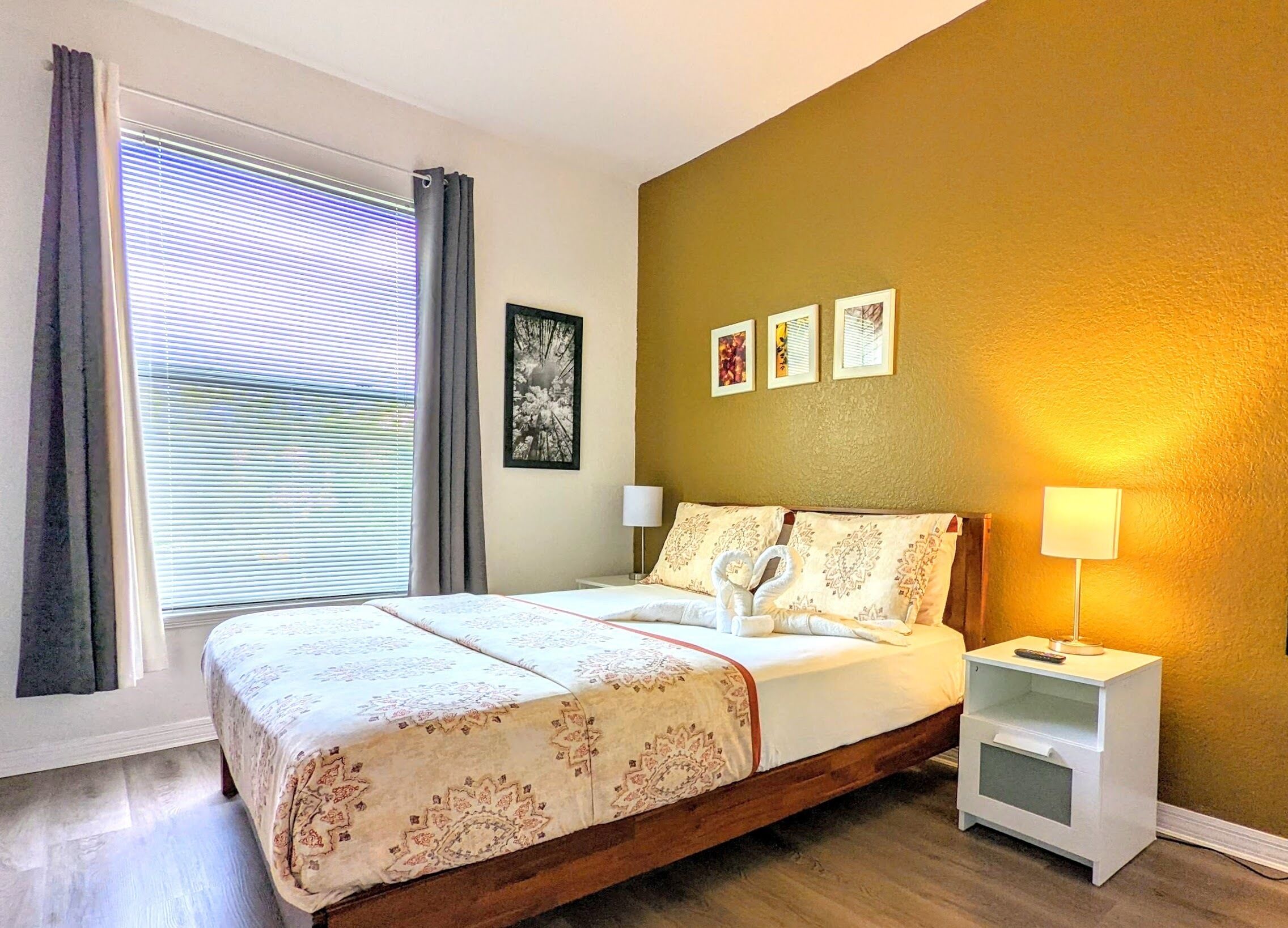 2 Schlafzimmer, Schreibtisch, Bügeleisen/Bügelbrett, Reisekinderbett