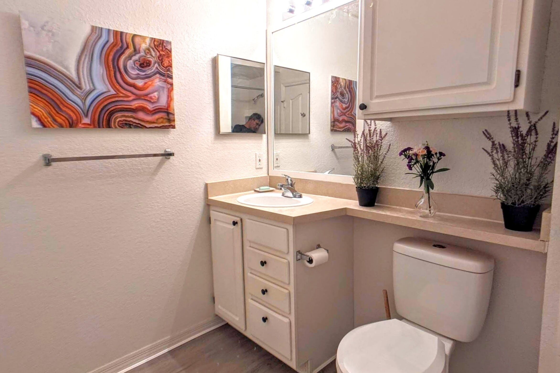 Duschwanne, Haartrockner, Handtücher, Seife