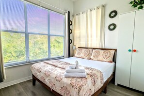 2 slaapkamers, een bureau, een strijkplank/strijkijzer, reisbedje