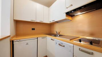 Frigorifero, piano cottura, lavastoviglie, bollitore elettrico