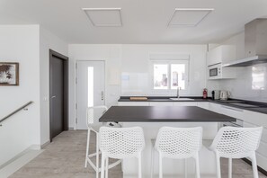 Fridge, microwave, oven, stovetop - Holiday Apartment "Nerja Luxury" with Sea View, Terrace & Wi-Fi (Nerja)