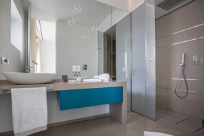 Badekar, hårføner og håndklær