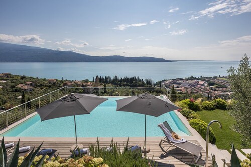 Exclusive Villa Agave with Lake & Mountain View, Pool, Whirlpool and  Sauna