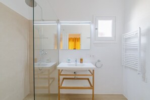 Bathtub, free toiletries, towels
