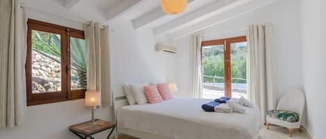 4 bedrooms, free WiFi, bed sheets