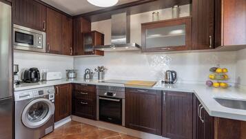 Een koelkast, een microgolfoven, een oven, een kookplaat