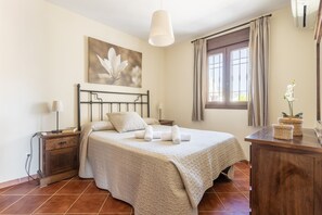 4 bedrooms, iron/ironing board, free WiFi, bed sheets