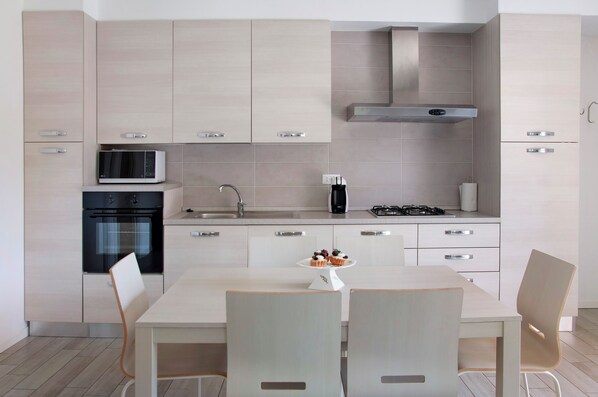 ثلاجة، ميكروويف، فرن، موقد طهي مسطح