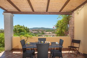 Outdoor dining - Pet-Friendly Villa Baticle with Wi-Fi, Garden & Terrace (Santa Teresa Gallura)