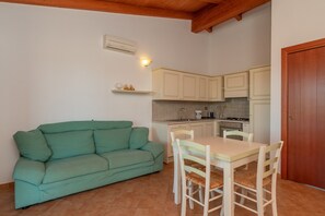 TV - Pet-Friendly Villa Baticle with Wi-Fi, Garden & Terrace (Santa Teresa Gallura)