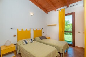 2 bedrooms, free WiFi, bed sheets - Pet-Friendly Villa Baticle with Wi-Fi, Garden & Terrace (Santa Teresa Gallura)