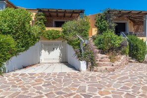 Property grounds - Pet-Friendly Villa Circe with Wi-Fi, Garden & Terrace (Santa Teresa Gallura)