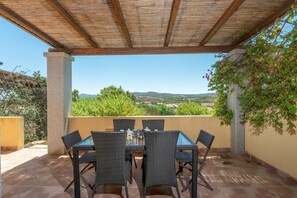 Outdoor dining - Pet-Friendly Villa Circe with Wi-Fi, Garden & Terrace (Santa Teresa Gallura)