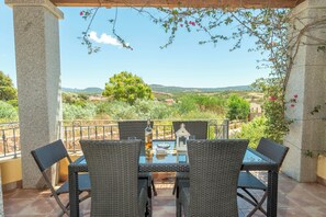 Outdoor dining - Pet-Friendly Villa Diomede with Wi-Fi, Garden & Terrace (Santa Teresa Gallura)