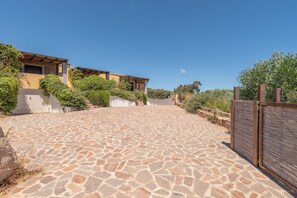 Property grounds - Pet-Friendly Villa Diomede with Wi-Fi, Garden & Terrace (Santa Teresa Gallura)