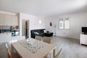 En moderne lejlighed med et køkken, spiseområde og opholdsstue.