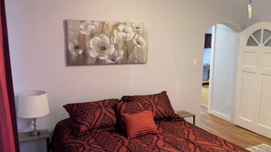 6 bedrooms, desk, iron/ironing board, free WiFi