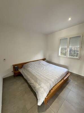 3 bedrooms, iron/ironing board, travel cot, free WiFi