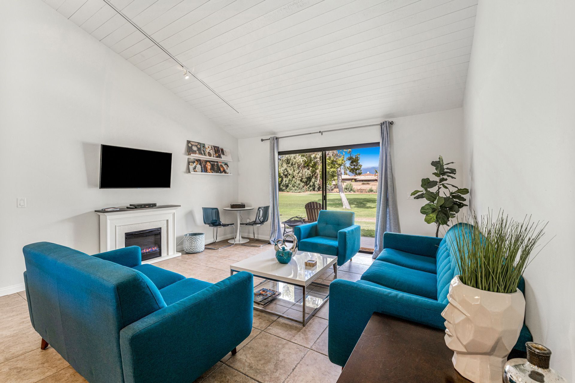 Beautiful Desert condo with lots to do! PICKLE BALL, 20 POOLS, Golf, and tennis!
