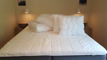 2 bedrooms, travel cot, free WiFi, bed sheets