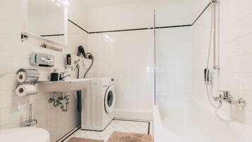 Een haardroger, handdoeken, zeep, toiletpapier