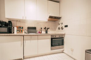 Køleskab, mikrobølgeovn, ovn, kaffe-/temaskine