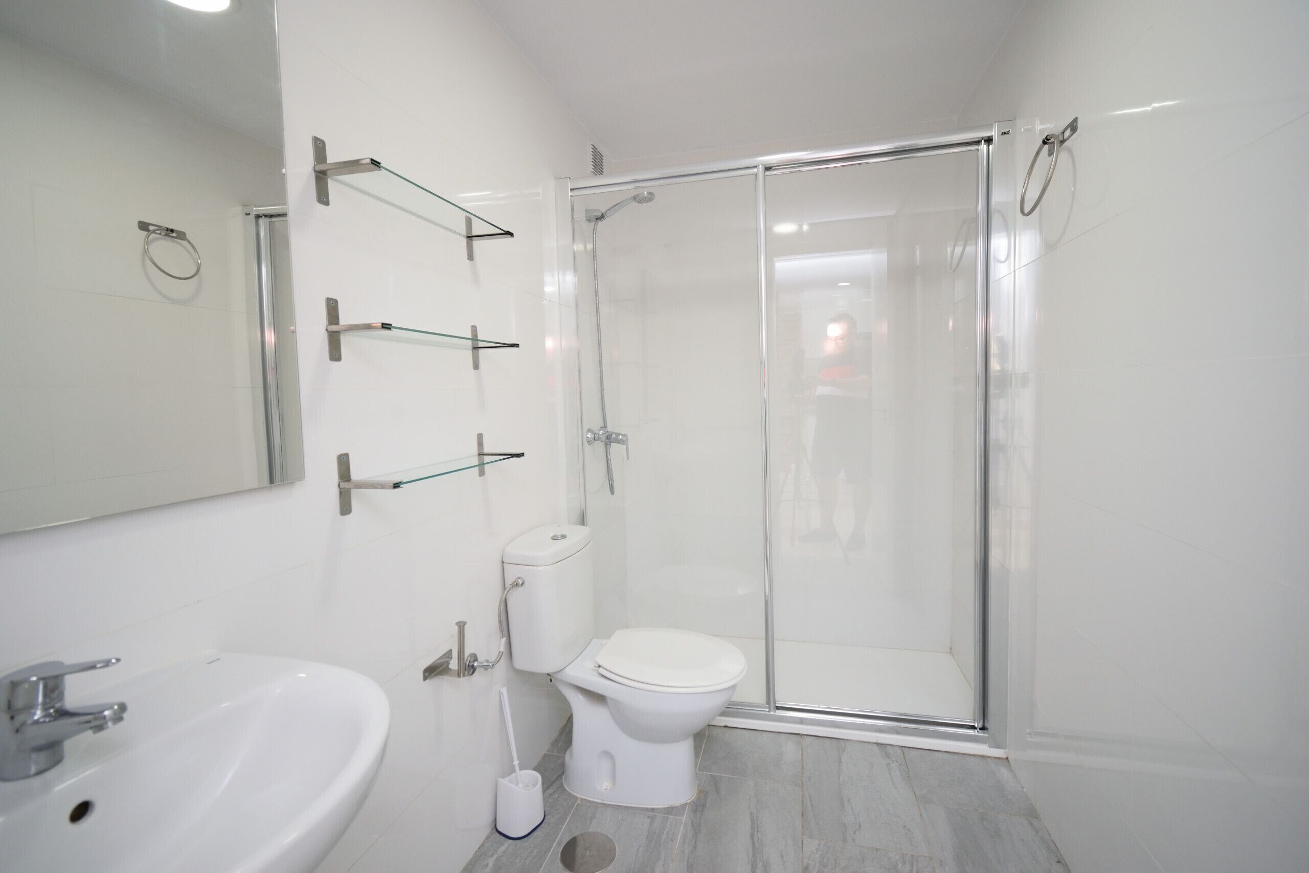 Douche, serviettes fournies, papier toilette