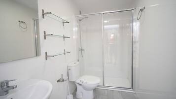 Douche, serviettes fournies, papier toilette