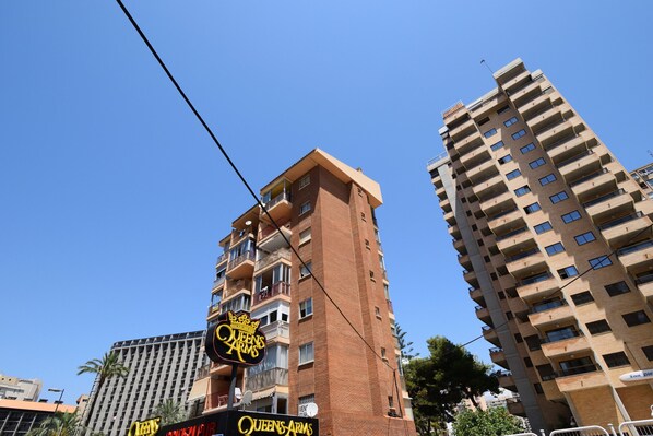 A tall brick building with balconies and a sign for "Queens Arms." - OCEAN 3 -  PLUS (2 BEDROOMS) (Benidorm)