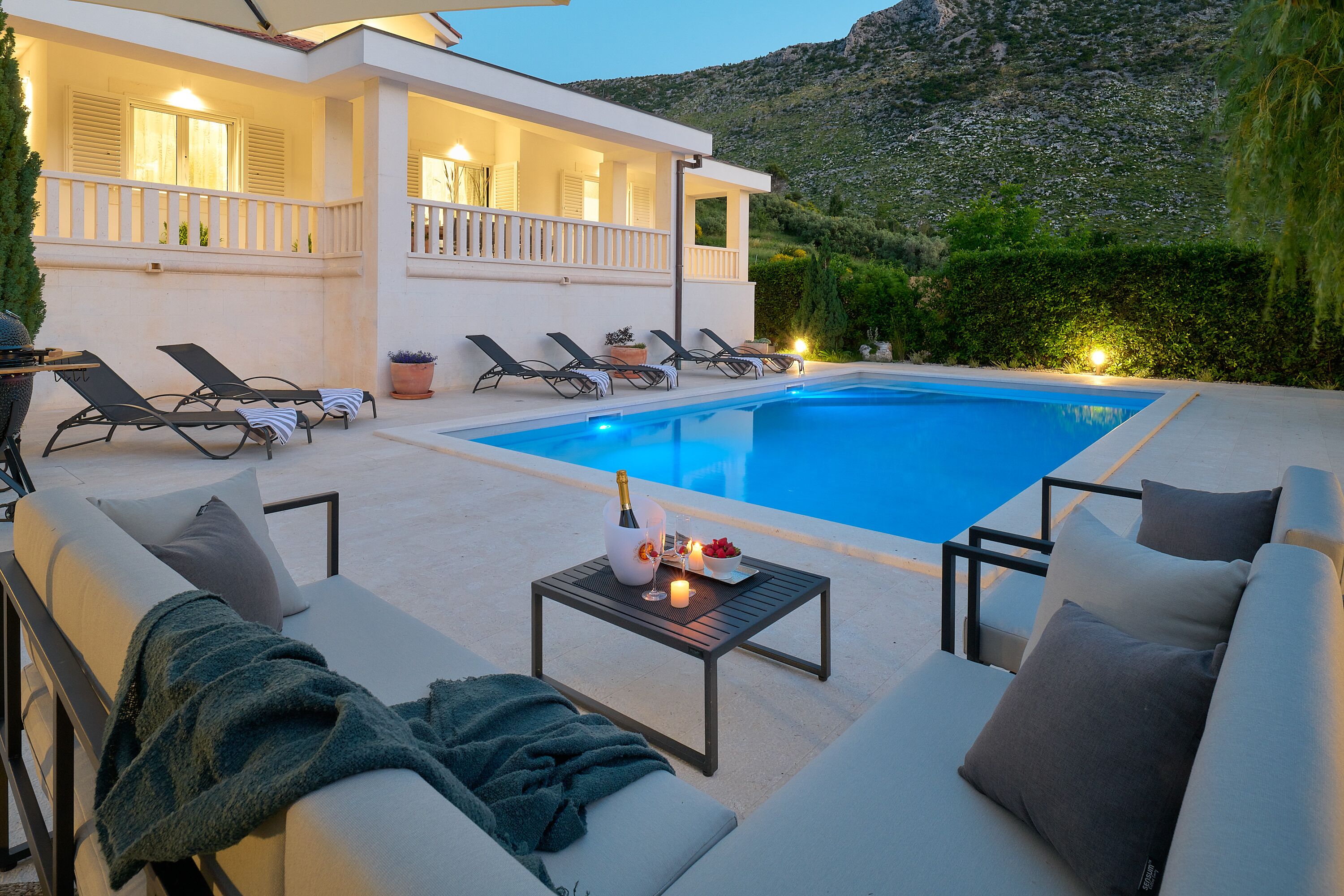 Beheizter Pool, Liegestühle