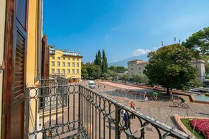 Familjelägenhet - flera sovrum - 2 badrum - vid stranden (Residenza Rocca del Lago) | Sjöutsikt