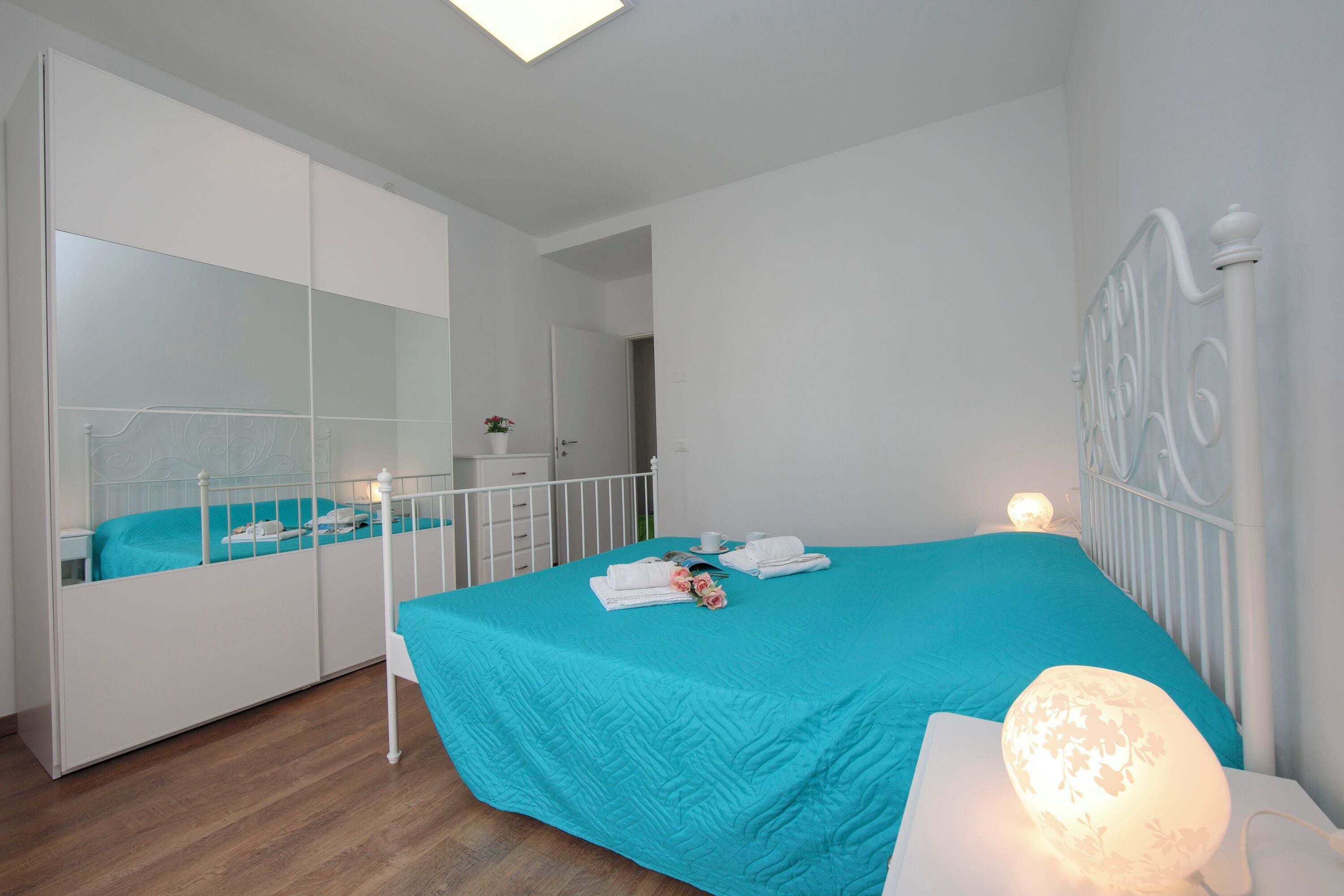 Appartamento familiare, camere multiple, 2 bagni, lato spiaggia (Residenza Rocca del Lago) | 3 camere, ferro/asse da stiro, Wi-Fi gratuito, lenzuola