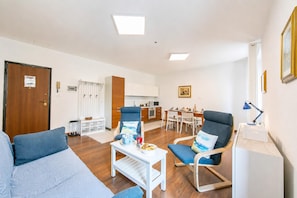Familieleilighet, 3 soverom, 2 bad (Residenza Rocca Del Lago 4) | Oppholdsområde | TV