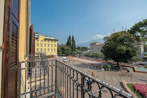 Familienapartment, Mehrere Schlafzimmer, 2 Bäder, am Strand (Residenza Rocca del Lago) | Blick auf den See