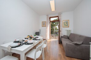 Family Apartment, Multiple Bedrooms, 2 Bathrooms, Beachside (Residenza Rocca del Lago) | Living area | 21-inch flat-screen TV with cable channels, TV
